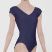 Een persoon draagt het Ballet Pak Candide - Wear Moi turnpakje met korte mouwen in donkerblauw en staat sierlijk tegen een effen achtergrond.