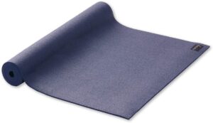 Op een witte achtergrond is een gedeeltelijk uitgerolde ako-yogamat in de kleur paars te zien, met een gestructureerd oppervlak.