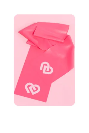 De roze Power Band Claudia Dean, met een wit hartlogo, wordt afgebeeld op een lichtroze achtergrond.