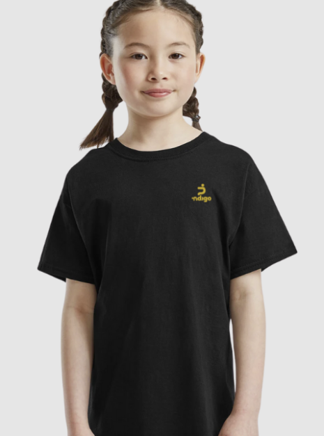Screenshot 2025-04-02 at 10.05.27 Een kind met gevlochten haar draagt een zwart T-shirt met een klein geel "Ndigo"-logo op de borst, tegen een effen achtergrond.