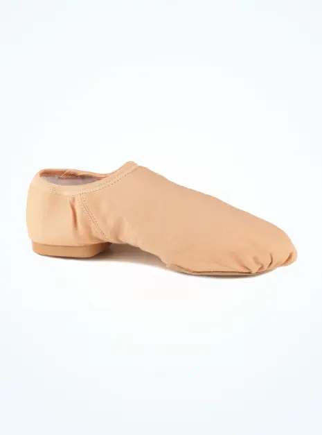jz-75-so-danca-canvas-split-sole-jazz-shoe-nude-tan_no1__28397 Beige jazzschoen met een soepele zool, lage hak en instapmodel, afgebeeld tegen een effen witte achtergrond.